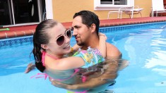 Seductive babe drops her pink bikini and fucks a big dick by the pool