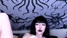 Masturbating solo babe loves her toys