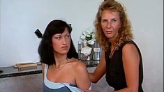 Deutsche Milf lehrt blonde, wie man Dreier ist