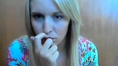 amateur blonde solo webcam