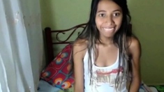 Novinha na webcam peitos xota e cu